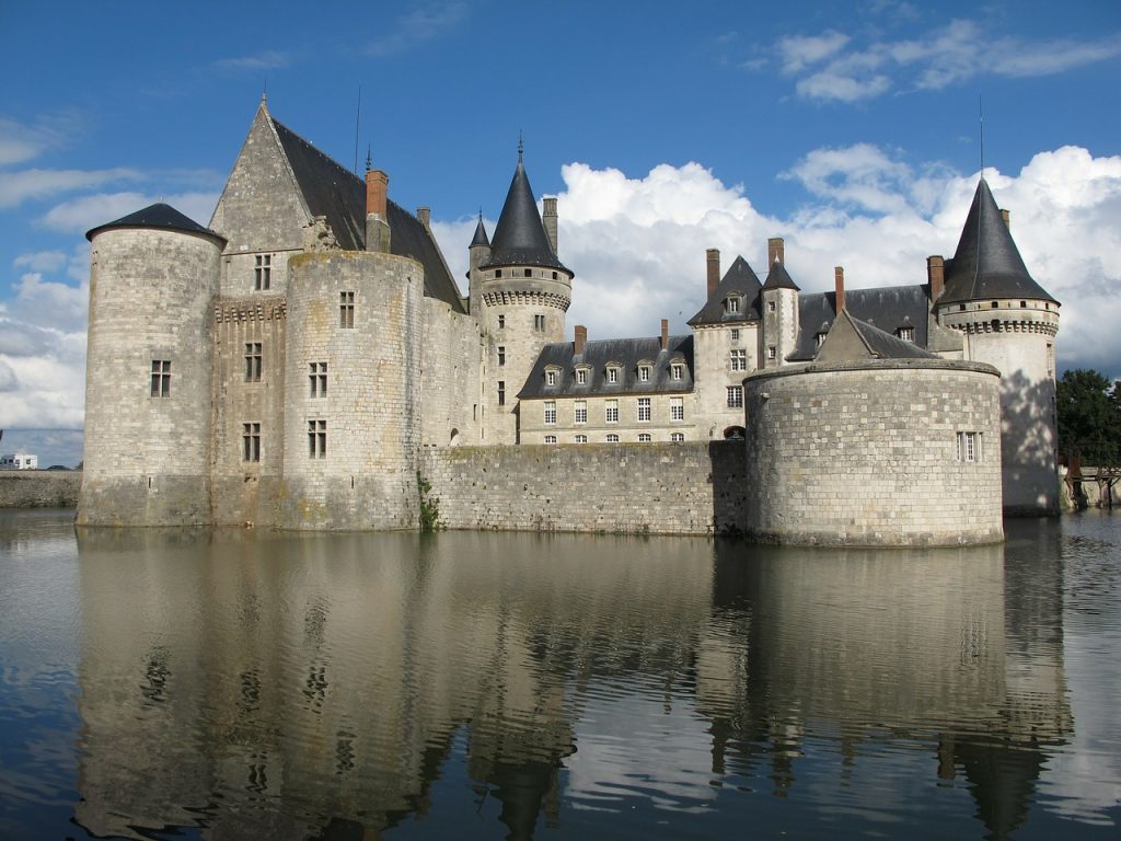 Castillo con foso defensivo o MOAT